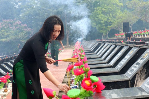 Bình Phước truy điệu, an táng 106 hài cốt liệt sĩ- Ảnh 2. Các đại biểu thắp nhang tri ân các mộ phần liệt sĩ tại nghĩa trang liệt sĩ tỉnh Bình Phước - Ảnh: AN BÌNH
