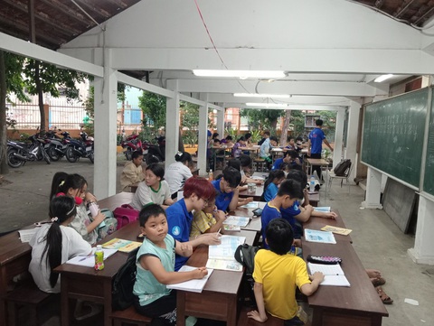 Lớp học tình thương dưới mái hiên ngôi miếu cũ- Ảnh 3. Lớp học tình thương dưới mái hiên ngôi miếu cũ- Ảnh 3.