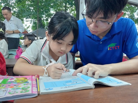 Lớp học tình thương dưới mái hiên ngôi miếu cũ- Ảnh 2. Em Nguyễn Ngọc Như Ý lên lớp học sau một ngày bán vé số phụ bà ngoại - Ảnh: ĐỊNH DƯƠNG