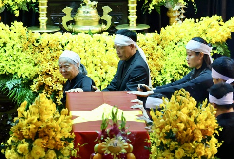 Xúc động hình ảnh phu nhân và gia đình trong lễ Quốc tang Tổng Bí thư Nguyễn Phú Trọng- Ảnh 5. Xúc động hình ảnh phu nhân và gia đình trong lễ Quốc tang Tổng Bí thư Nguyễn Phú Trọng- Ảnh 5.