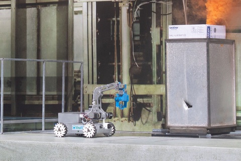 Robot VINA-Res thay con người hoàn thành đưa thanh nguồn Co-60 về bể chứa - Ảnh: ANH THƯ Robot VINA-Res thay con người đưa thanh nguồn Co-60 về bể chứa - Ảnh: ÁI THƯ