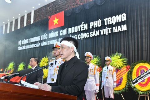 Những khoảnh khắc nghẹn lòng trong lễ Quốc tang Tổng Bí thư Nguyễn Phú Trọng- Ảnh 14. Sau khi Chủ tịch nước Tô Lâm đọc lời điếu, ông Nguyễn Trọng Trường, con trai Tổng Bí thư Nguyễn Phú Trọng, đại diện gia đình nói lời cảm tạ - Ảnh: ĐĂNG KHOA