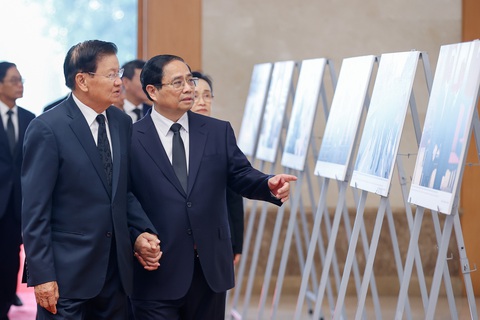 Thủ tướng Phạm Minh Chính gặp Tổng Bí thư, Chủ tịch nước Lào- Ảnh 3. Thủ tướng Phạm Minh Chính và Tổng Bí thư, Chủ tịch nước Lào Thongloun Sisoulith cùng xem lại một số hình ảnh hoạt động ngoại giao của Tổng Bí thư Nguyễn Phú Trọng với Lào - Ảnh: VGP