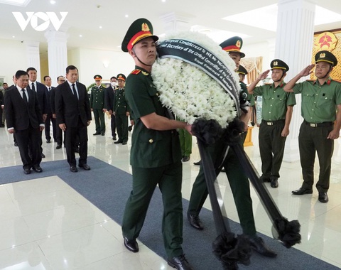 Thủ tướng Campuchia Hun Manet đến viếng Tổng Bí thư Nguyễn Phú Trọng tại Đại sứ quán Việt Nam ở Phnom Penh, ngày 26-7 - Ảnh: VOV.VN Thủ tướng Campuchia Hun Manet cùng phái đoàn đến viếng Tổng Bí thư Nguyễn Phú Trọng tại Đại sứ quán Việt Nam ở Phnom Penh, ngày 26-7 - Ảnh: VOV.VN