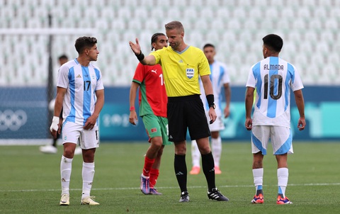 FIFA vào cuộc điều tra trận Argentina - Morocco ở Olympic Paris 2024- Ảnh 1. FIFA sẽ điều tra trận đấu tranh cãi giữa Argentina và Morocco tại Olympic Paris 2024 - Ảnh: REUTERS