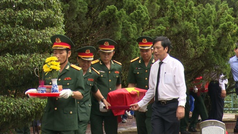 Truy điệu và an táng 12 hài cốt liệt sĩ- Ảnh 1. Truy điệu và an táng 12 hài cốt liệt sĩ- Ảnh 1.