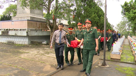 Truy điệu và an táng 12 hài cốt liệt sĩ- Ảnh 2. Dịp này, cả tỉnh Quảng Trị có 18 hài cốt liệt sĩ được quy tập, truy điệu và an táng - Ảnh: KHÁNH HƯNG