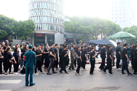 Hàng ngàn người dân xếp hàng sớm chờ viếng Tổng Bí thư - Ảnh 1. Hàng ngàn người dân xếp hàng sớm chờ viếng Tổng Bí thư - Ảnh 1.