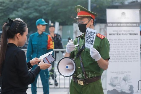 Lực lượng công an hỗ trợ, hướng dẫn người dân cài đặt ứng dụng VNeID, quét mã QR khi vào viếng Tổng Bí thư Nguyễn Phú Trọng Lực lượng vũ trang bảo đảm an ninh, an toàn Lễ Quốc tang Tổng Bí thư Nguyễn Phú Trọng- Ảnh 3.