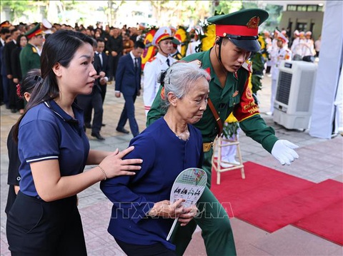 ực lượng quân đội giúp người dân đến viếng Tổng Bí thư Nguyễn Phú Trọng tại Nhà tang lễ Quốc gia số 5 Trần Thánh Tông, Hà Nội, sáng 26/7 Lực lượng quân đội giúp người dân đến viếng Tổng Bí thư Nguyễn Phú Trọng tại Nhà tang lễ Quốc gia, số 5 Trần Thánh Tông, Hà Nội, sáng 26-7