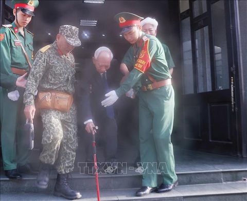 Lực lượng quân đội giúp người dân đến viếng Tổng Bí thư Nguyễn Phú Trọng tại Nhà tang lễ Quốc gia số 5 Trần Thánh Tông, Hà Nội Lực lượng quân đội giúp người dân đến viếng Tổng Bí thư Nguyễn Phú Trọng tại Nhà tang lễ Quốc gia, số 5 Trần Thánh Tông, Hà Nội
