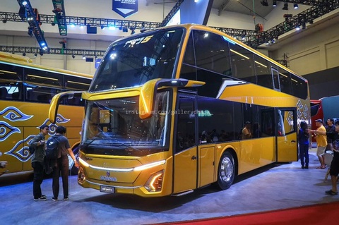Xe buýt sang như Mercedes-Benz: Có ghế thương gia, ADAS, riêng khung gầm đã tốn 3 tỉ- Ảnh 7. Đáng chú ý, không chỉ sang trọng, xe buýt còn được trang bị nhiều tính năng hiện đại hỗ trợ người lái như hệ thống hỗ trợ lái xe tiên tiến (ADAS). Những tính năng tiêu biểu có thể kể đến như kiểm soát hành trình thích ứng (ACA), hỗ trợ phanh chủ động (ABA) với khả năng dự đoán khoảng cách với xe phía trước và phanh an toàn, cảnh báo chệch làn đường (LDWS), ổn định thân xe điện tử ESP. Nếu xảy ra tình huống xe buýt chạy không ổn định, ESP sẽ tự động giảm công suất để khôi phục độ ổn định của xe hoặc phanh khi cần thiết - Ảnh: Galeri Transportasi Indonesia