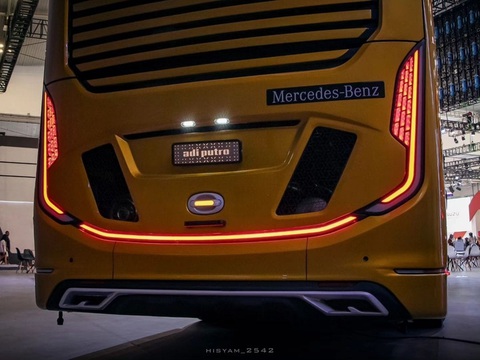Xe buýt sang như Mercedes-Benz: Có ghế thương gia, ADAS, riêng khung gầm đã tốn 3 tỉ- Ảnh 8. Ông Barmawi - tổng giám đốc Garuda Mas - cho biết ông không thể tiết lộ giá bán cụ thể của chiếc xe. Tuy nhiên, ông cho biết chỉ riêng khung gầm Mercedes-Benz đã có giá hơn 2 tỉ rupiah (tương đương khoảng 3 tỉ đồng).