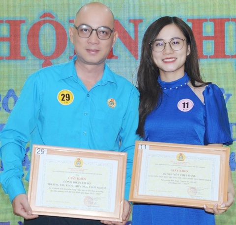 Cầu nối mang tên chủ tịch công đoàn- Ảnh 3. Anh Bạch Nguyễn Xuân Vinh nhận khen thưởng của Công đoàn ngành giáo dục TP.HCM - Ảnh: NVCC