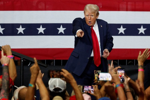 Ông Trump trong một sự kiện vận động tranh cử ở Charlotte, bang North Carolina hôm 24-7 - Ảnh: REUTERS Tin tức thế giới 27-7: Ông Trump dẫn trước bà Harris, trở lại nơi bị bắn để vận động tranh cử- Ảnh 1.