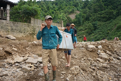 Tan hoang vì lũ quét, người dân chật vật lo miếng ăn- Ảnh 3. Tan hoang vì lũ quét, người dân chật vật lo miếng ăn- Ảnh 3.