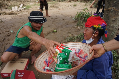 Tan hoang vì lũ quét, người dân chật vật lo miếng ăn- Ảnh 5. Tan hoang vì lũ quét, người dân chật vật lo miếng ăn- Ảnh 5.