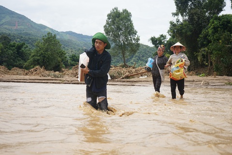 Tan hoang vì lũ quét, người dân chật vật lo miếng ăn- Ảnh 4. Tan hoang vì lũ quét, người dân chật vật lo miếng ăn- Ảnh 4.