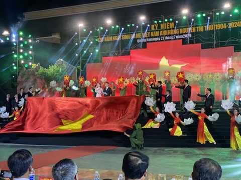 Chủ tịch Quảng Nam xúc động đọc tên 12 liệt sĩ con cháu Mẹ Việt Nam anh hùng Nguyễn Thị Thứ- Ảnh 4. Chủ tịch Quảng Nam xúc động đọc tên 12 liệt sĩ con cháu Mẹ Việt Nam anh hùng Nguyễn Thị Thứ- Ảnh 4.