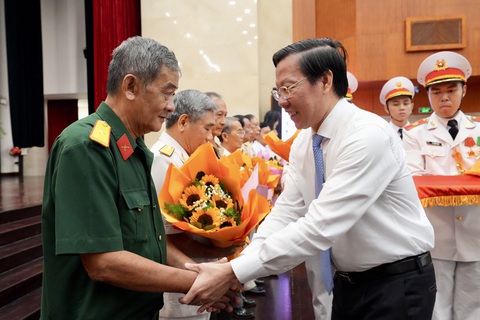 Chủ tịch UBND TP.HCM: Thương binh, liệt sĩ là những tấm gương để thế hệ sau tiếp bước- Ảnh 1. Chủ tịch UBND TP.HCM Phan Văn Mãi trao quà cho người có công tiêu biểu - Ảnh: HỮU HẠNH