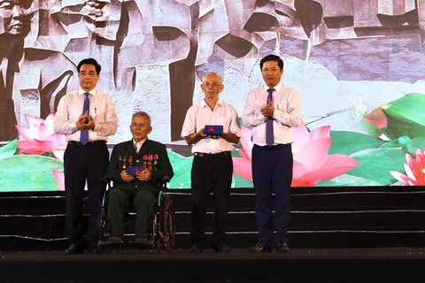 Chủ tịch Quảng Nam xúc động đọc tên 12 liệt sĩ con cháu Mẹ Việt Nam anh hùng Nguyễn Thị Thứ- Ảnh 1. Chủ tịch Quảng Nam xúc động đọc tên 12 liệt sĩ con cháu Mẹ Việt Nam anh hùng Nguyễn Thị Thứ- Ảnh 1.