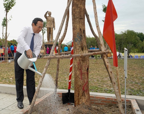 Khánh thành Đền thờ anh hùng liệt sĩ Rừng Sác tại huyện Cần Giờ- Ảnh 3. Bí thư Thành ủy TP.HCM Nguyễn Văn Nên trồng cây trong khuôn viên đền thờ - Ảnh: H.H.