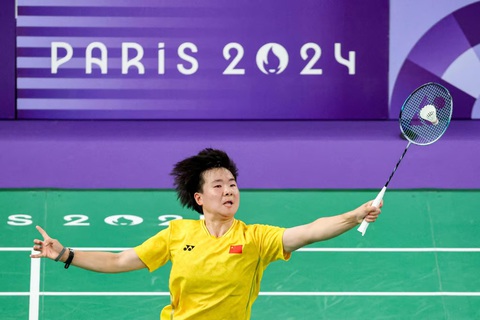He Bing Jiao (Trung Quốc) giành chiến thắng đầu tiên với tỉ số 21-8, 21-7 tại nội dung đơn nữ cầu lông Olympic 2024 Olympic 2024 ngày 27-7: Mỹ tạm xếp sau Trung Quốc- Ảnh 10.