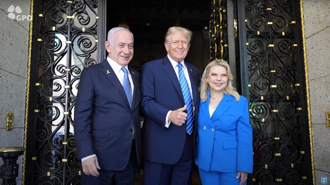 Thủ tướng Israel Benjamin Netanyahu và phu nhân Sara được tiếp đón bởi cựu tổng thống Mỹ Donald Trump tại dinh thự Mar-a-Lago của ông Trump ở Florida hôm 26-7 - Ảnh: AFP/VĂN PHÒNG BÁO CHÍ CHÍNH PHỦ ISRAEL Tin tức thế giới 27-7: Ông Trump dẫn trước bà Harris, trở lại nơi bị bắn để vận động tranh cử- Ảnh 3.
