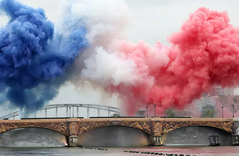 Lady Gaga, Celine Dion xuất hiện ấn tượng ở lễ khai mạc Olympic Paris 2024- Ảnh 1. Lễ khai mạc Olympic Paris 2024 lần đầu tiên trong lịch sử được tổ chức trên sông. Hiệu ứng khói trên cầu Austerlitz tạo thành hình quốc kỳ của Pháp ở đầu buổi lễ khai mạc.
