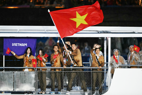 Những hình ảnh ấn tượng của lễ khai mạc Olympic 2024- Ảnh 12. Những hình ảnh ấn tượng của lễ khai mạc Olympic 2024- Ảnh 12.
