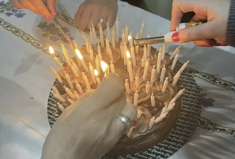 Màn thổi 95 cây nến sinh nhật khiến cả nhà tá hỏa- Ảnh 1. Chiếc bánh sinh nhật dành cho cụ 95 tuổi với 95 cây nến.