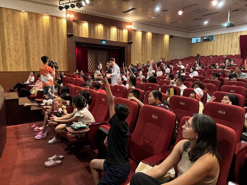 Các em nhỏ hào hứng giơ tay trả lời câu hỏi đố vui về bộ truyện tranh Astérix - Ảnh: MINH KHÔI Các em nhỏ hào hứng trả lời câu hỏi đố vui về bộ truyện tranh Astérix - Ảnh: MINH KHÔI