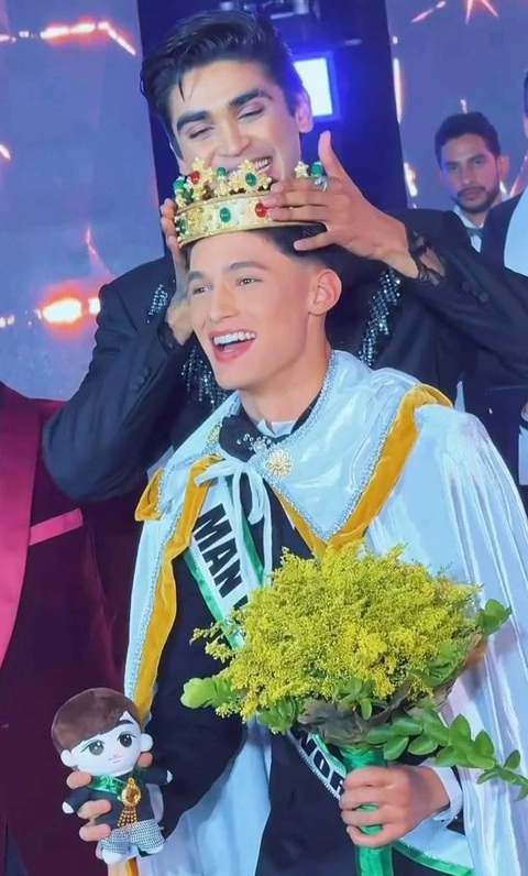 Sergio Azuaga giành ngôi vị cao nhất cuộc thi Man of the World 2024 - Ảnh chụp màn hình Đoàn Công Vinh chỉ vào top 10, Man of the World - Nam vương thế giới gọi tên Venezuela- Ảnh 3.