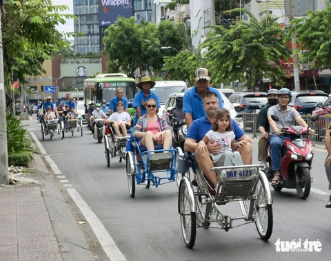 Hội chợ du lịch quốc tế TP.HCM hướng đến du lịch bền vững- Ảnh 1. Du khách quốc tế trên đường phố TP.HCM - Ảnh: T.T.D.