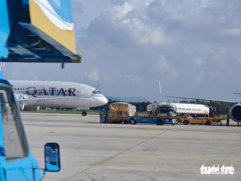 Gặp khó với hãng bay nội, tìm cách thu hút hãng bay quốc tế từ Trung Quốc, Ấn Độ- Ảnh 2. Ngoài sự hồi phục của nhu cầu hàng hóa, công ty dịch vụ kho hàng còn thu hút thêm khách hàng mới từ Qatar - Ảnh: CÔNG TRUNG