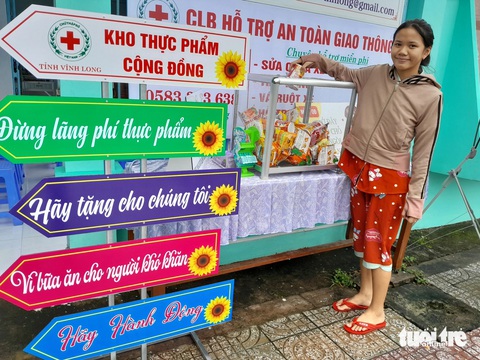 Ra mắt ngân hàng thực phẩm hỗ trợ người yếu thế tại Vĩnh Long- Ảnh 3. Tủ thực phẩm ai cần cứ lấy - Ảnh: CHÍ HẠNH