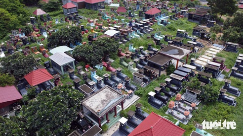Toàn cảnh khu đất ở Biên Hòa, Đồng Nai bị 'xà xẻo', bán huyệt mộ thu tiền tỉ- Ảnh 5. Ngoài hàng chục phần mộ mới được xây dựng, nơi đây còn có hàng trăm ngôi mộ đơn lẻ. Trong đó nhiều ngôi mộ đã được xây dựng từ rất lâu