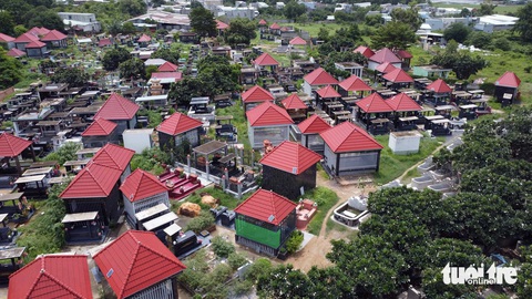Toàn cảnh khu đất ở Biên Hòa, Đồng Nai bị 'xà xẻo', bán huyệt mộ thu tiền tỉ- Ảnh 6. Cán bộ địa chính cho biết trong số nhiều nhà mồ, ngôi mộ mới là do cải táng