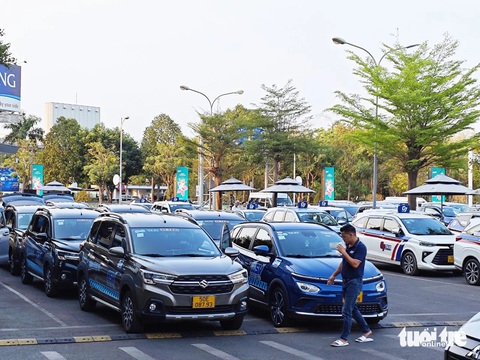 Taxi Ánh Dương giảm lời do 'hỗ trợ anh em tài xế và đối tác'- Ảnh 2. Cạnh tranh taxi ngày càng khốc liệt. Nhiều doanh nghiệp tính chuyển đổi phương án đầu tư xe, tăng đãi ngộ tài xế - Ảnh: CÔNG TRUNG