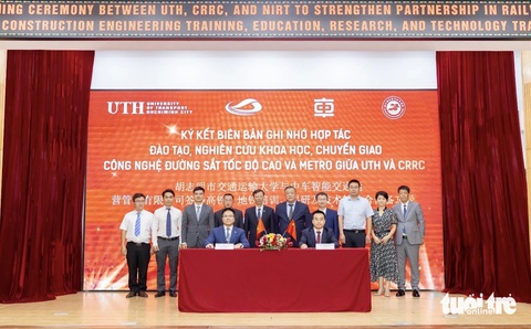 Phối hợp với đơn vị của Trung Quốc đào tạo công nghệ metro- Ảnh 1. PGS.TS Nguyễn Xuân Phương - hiệu trưởng Trường Đại học Giao thông vận tải TP.HCM (ngồi bên trái) ký kết cùng trường, doanh nghiệp Trung Quốc ký kết biên bản ghi nhớ hợp tác - Ảnh: H.T