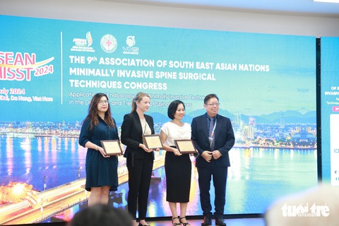 Đà Nẵng sẽ có trung tâm đào tạo phẫu thuật cột sống ‘chỉ 2 ngày là xuất viện’- Ảnh 1. Phó giáo sư Pornpavit Sriphirom - nhà sáng lập ASEAN MISST (bìa phải) - cho biết ứng dụng kỹ thuật phẫu thuật cột sống ít xâm lấn, bệnh nhân chỉ mất 2 ngày là xuất viện - Ảnh: ĐOÀN NHẠN