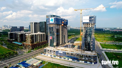 Xây dựng Hòa Bình lên tiếng về quyền lợi cổ đông khi cổ phiếu bị hủy niêm yết bắt buộc- Ảnh 1. Tập đoàn Xây dựng Hòa Bình cam kết sẽ trở lại sàn HoSE sau 2 năm. Trong ảnh: Một công trình do Tập đoàn Xây dựng Hòa Bình từng làm tổng thầu ở TP.HCM - Ảnh: NGỌC HIỂN