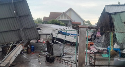 Lốc xoáy làm sập, tốc mái 117 căn nhà, kéo đổ hàng trăm cây ăn trái ở miền Tây- Ảnh 1. Hiện trường lốc xoáy khiến nhà dân bị sập - Ảnh: A.X.