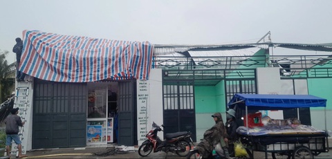 Lốc xoáy làm sập, tốc mái 117 căn nhà, kéo đổ hàng trăm cây ăn trái ở miền Tây- Ảnh 3. Nhà dân bị tốc mái - Ảnh: A.X.