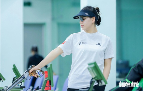 Nữ xạ thủ Trịnh Thu Vinh thi đấu xuất thần để giành quyền vào chung kết nội dung 10m súng ngắn hơi Olympic 2024 - Ảnh: BÙI LƯỢNG Xạ thủ Trịnh Thu Vinh thi đấu xuất sắc, vào chung kết Olympic 2024- Ảnh 1.