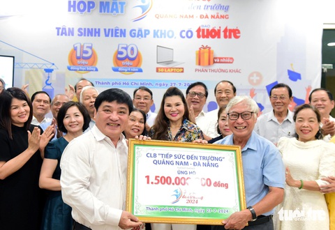 100 suất học bổng chờ tiếp sức tân sinh viên nghèo xứ Quảng- Ảnh 1. Ông Lê Thế Chữ (trái) tiếp nhận 1,5 tỉ đồng từ chủ nhiệm Câu lạc bộ Tiếp sức đến trường Quảng Nam - Đà Nẵng Phạm Phú Tâm - Ảnh: DUYÊN PHAN