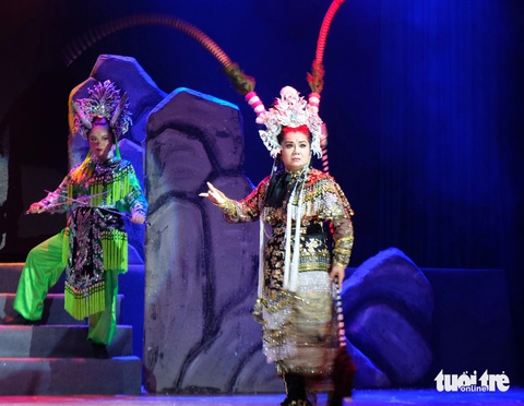 Tú Sương (phải, vai Phàn Lê Huê) và Tú Quyên (vai công chúa Thanh Long) - Ảnh: LINH ĐOAN Mẹ con nghệ sĩ Tú Sương giao đấu trong vở cải lương Phàn Lê Huê- Ảnh 3.
