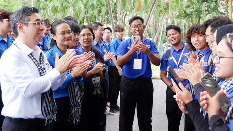 Chiến sĩ tình nguyện uống nước nhớ nguồn: Trách nhiệm nối bước truyền thống- Ảnh 4. Phó bí thư Thành ủy TP.HCM Nguyễn Phước Lộc (bìa trái) thăm sinh viên tình nguyện TP.HCM và Malaysia tại huyện Củ Chi - Ảnh: K.A.