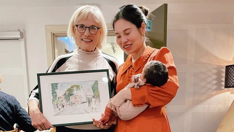 Mẹ chồng - nàng dâu thời nay - Kỳ 1: Thương dâu như con ruột thịt của mình- Ảnh 3. Chị Oanh được mẹ chồng - bà Vibeke - vẽ tặng bức tranh là tác phẩm đầu tiên của bà sau khi học vẽ - Ảnh: NVCC