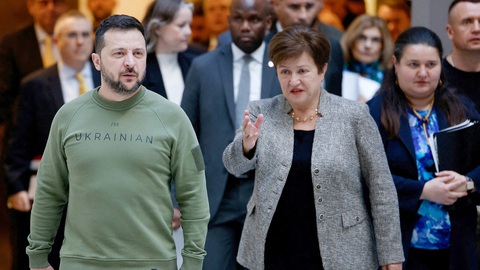 Ukraine trước nguy cơ vỡ nợ- Ảnh 1. Tổng thống Ukraine Volodymyr Zelensky trò chuyện với Tổng giám đốc IMF Kristalina Georgieva tại Washington D.C (Mỹ) hồi tháng 12-2023 - Ảnh: Reuters